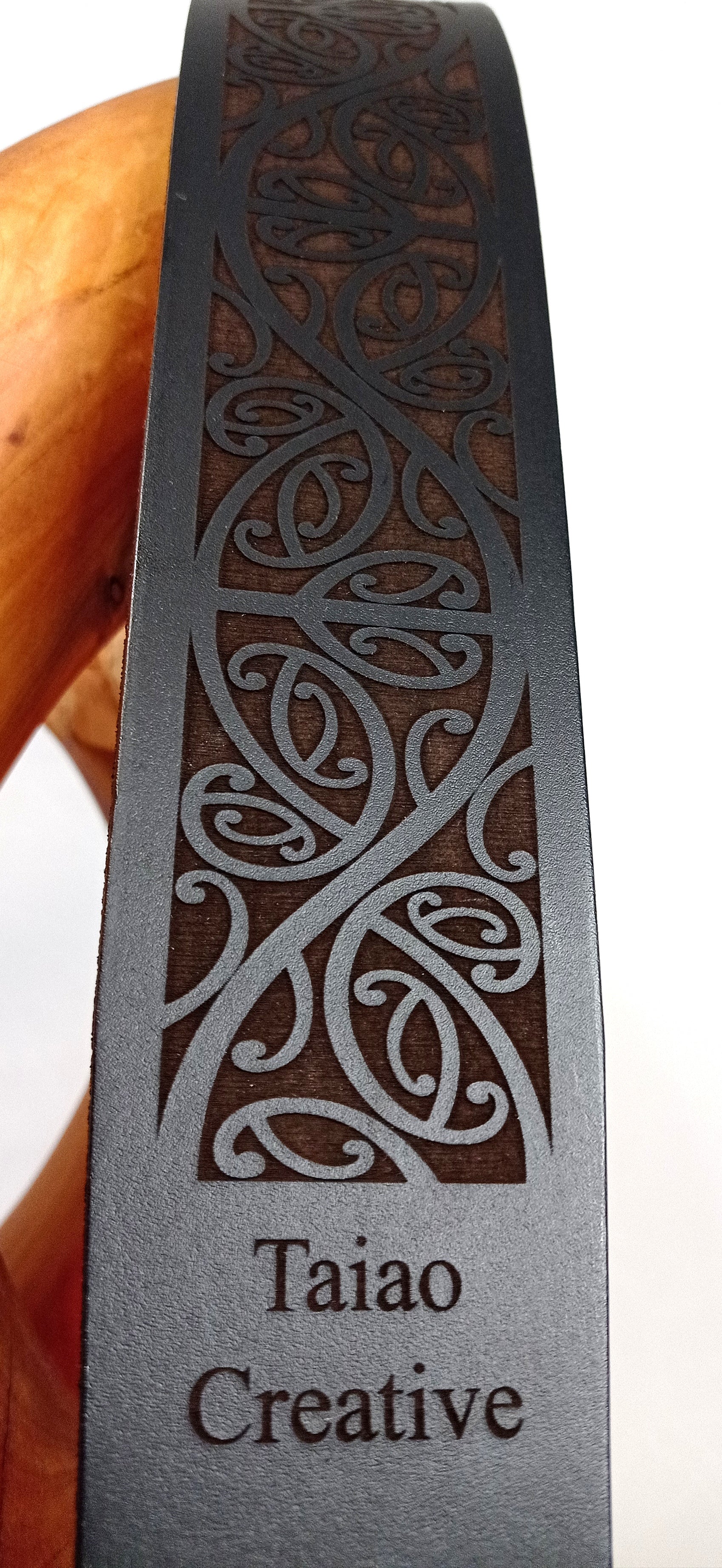 Maori Designed Leather Guitar Strap Kowhaiwhai Black  2